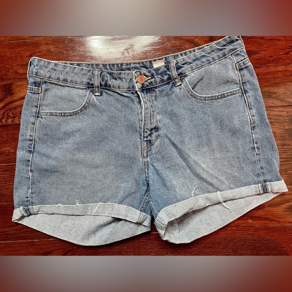 H & M Regular Waist Blue Denim Boyfriend Shorts Sz 12